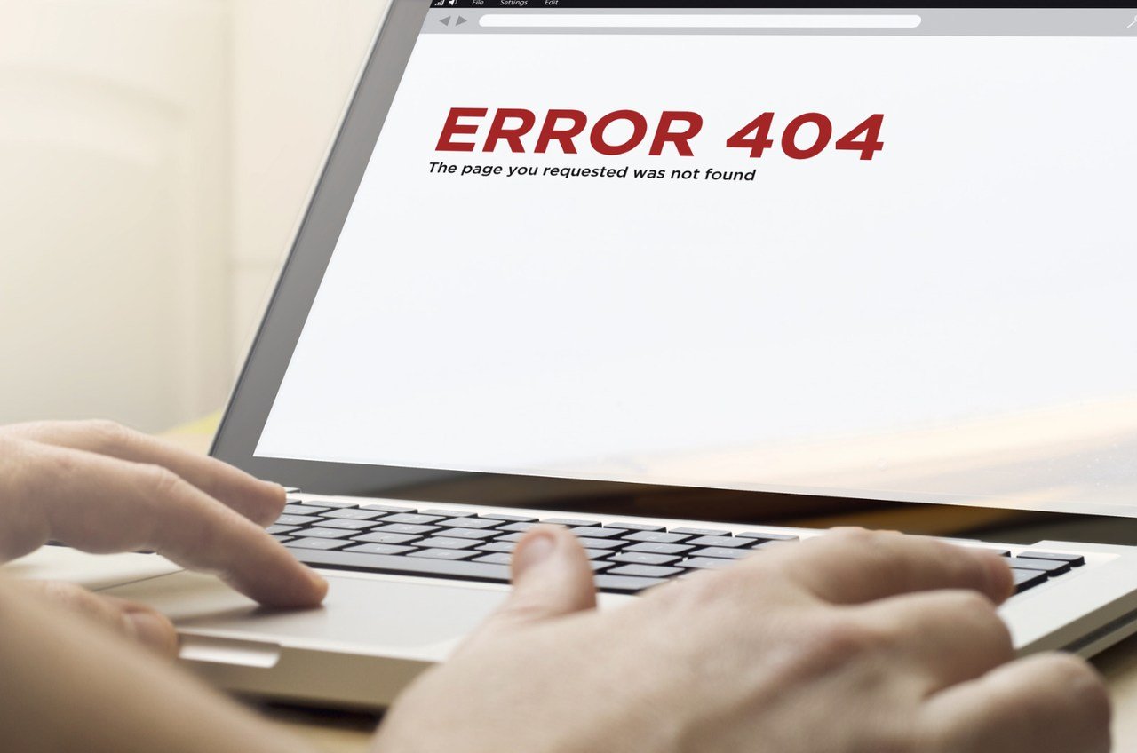 a picture of a laptop screen showing 404 error