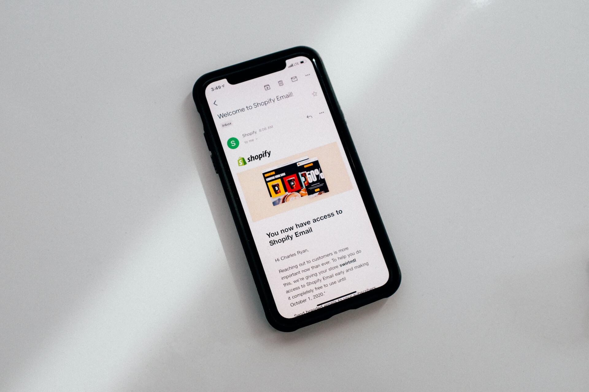 Shopify'den gelen bir e-postayı gösteren bir iPhone
