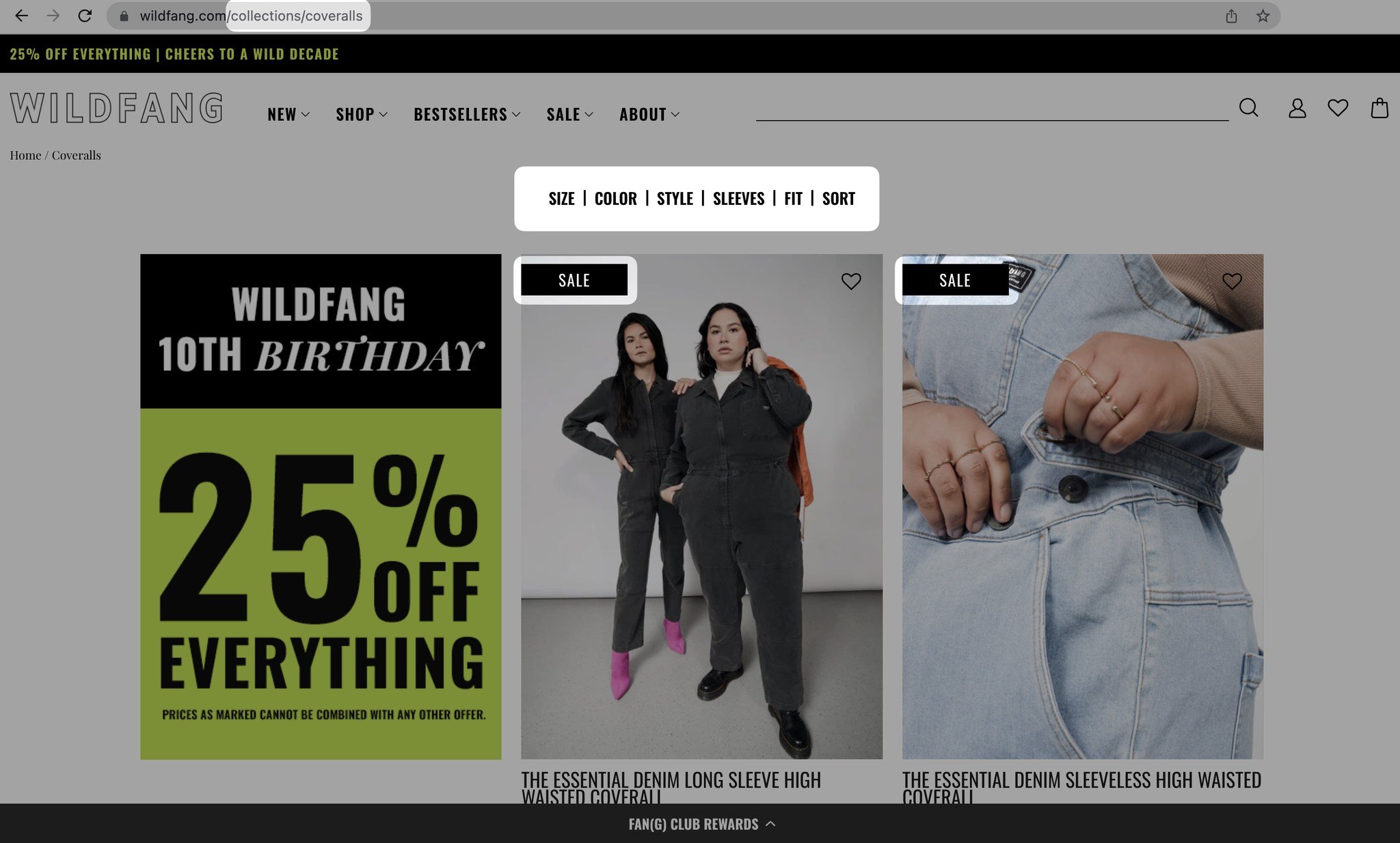 Wildfang Shopify mağazasının koleksiyon sayfasında neon yeşil ve siyah %25 indirim afişi ve sağda siyah tulum giyinen iki model, yanında sadece ellerini göstererek tulumun düğmelerini ilikleyen bir model