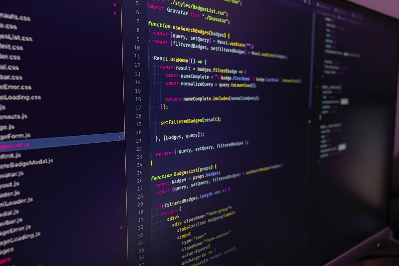 React kodlarının olduğu bir bilgisayar ekranı
