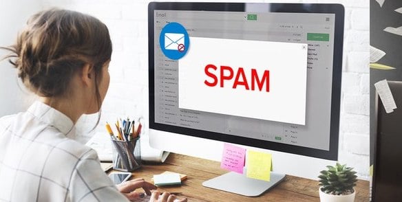 bilgisayarında çalışan ve e-postası spam'e düşen bir kız