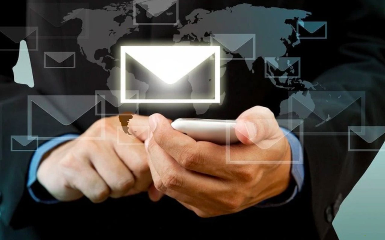 Telefonundan e-posta kampanyası gönderen bir adam ve e-postası gönderici puanının 90-100 arasında olması durumunda gelen kutusuna ulaşır