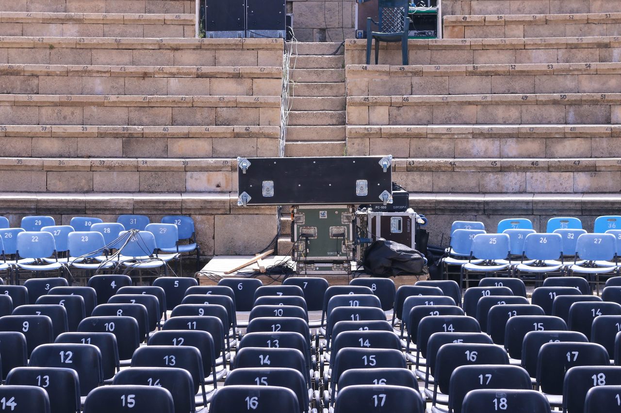 boş koltuklu bir konser alanı