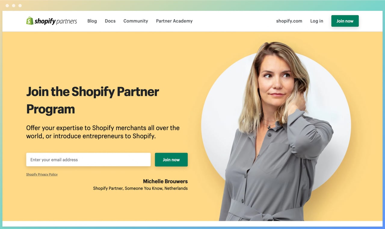 sol tarafta başlığı altında bir e-posta kutusuyla ve sağda gri bir gömlek giyen uzağa bakan saçlarını okşayan bir kadın ile Shopify ortaklar ana sayfası