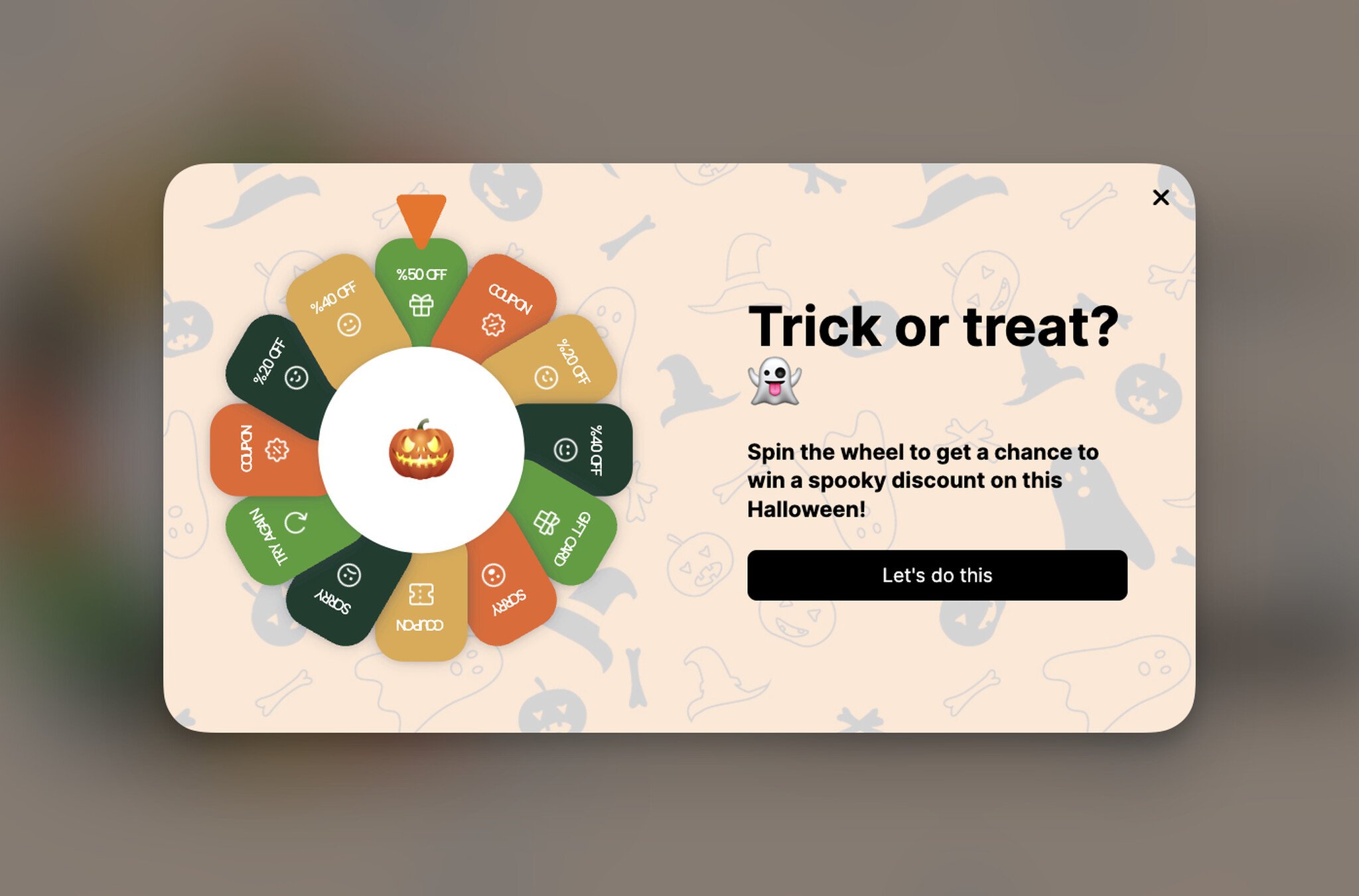 Sol tarafta sonbaharın turuncu, sarı gibi renkleriyle bir çarkıyla oyunlaştırılmış Cadılar Bayramı pop-up örneği; sağ tarafta ise Cadılar Bayramı temalı bir metin ve çarkı çevirmek için bir düğme var