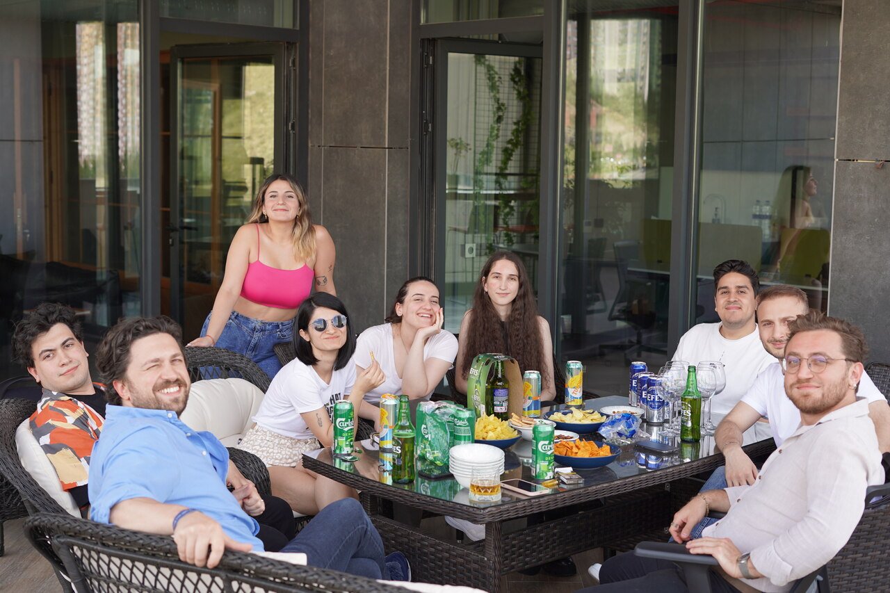 Popupsmart mutlu ekibi hep birlikte oturarak kameraya gülümserken