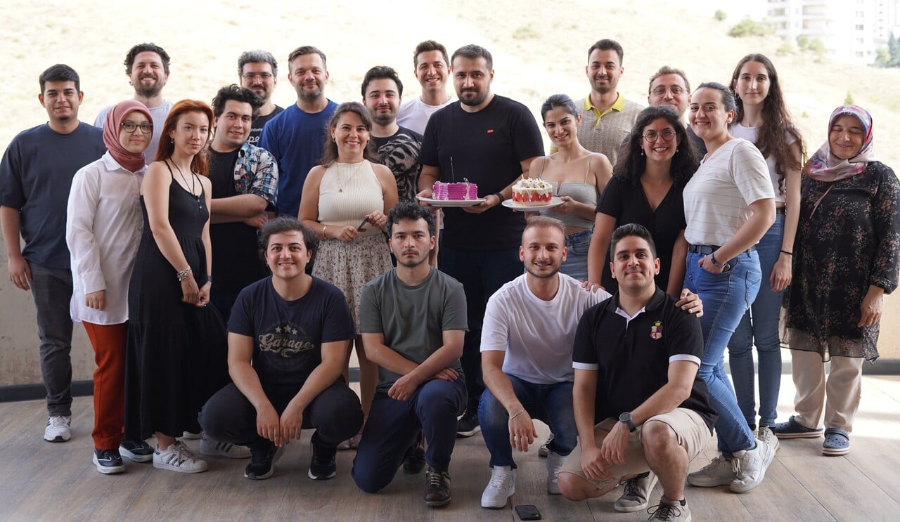 Popupsmart ekibi birlikte doğum günlerini kutluyor