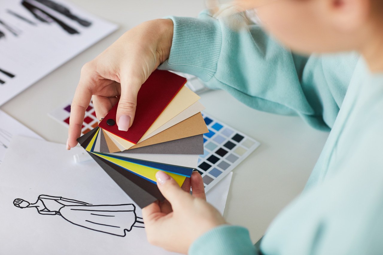renk kartelası üzerindeki desenleri izleyen bir kişi
