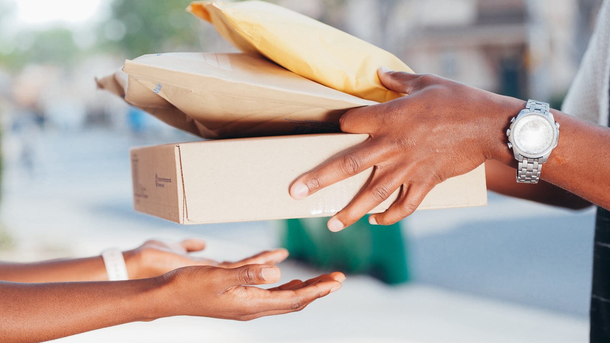 paketleri teslim eden bir kişi