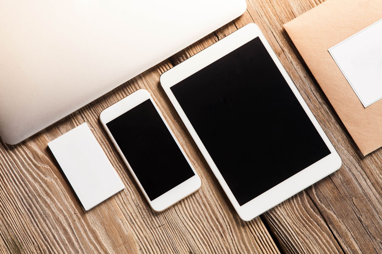 bilgisayar ve telefon ekranının uyumluluğunu gösteren resim