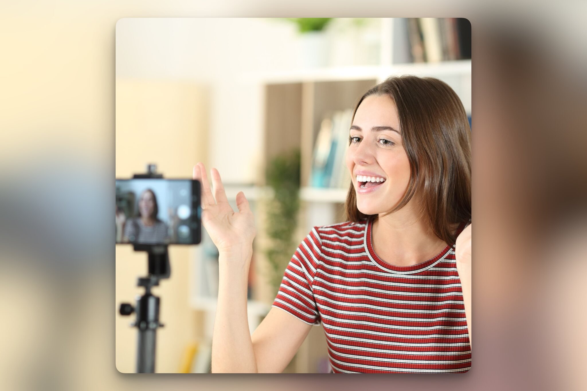 Kendisini kameraya kaydeden, gülümseyen bir kadın influencer