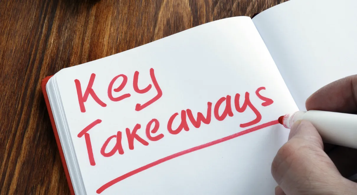 Not defterine kırmızı kalemle "Key Takeaways" yazan bir el