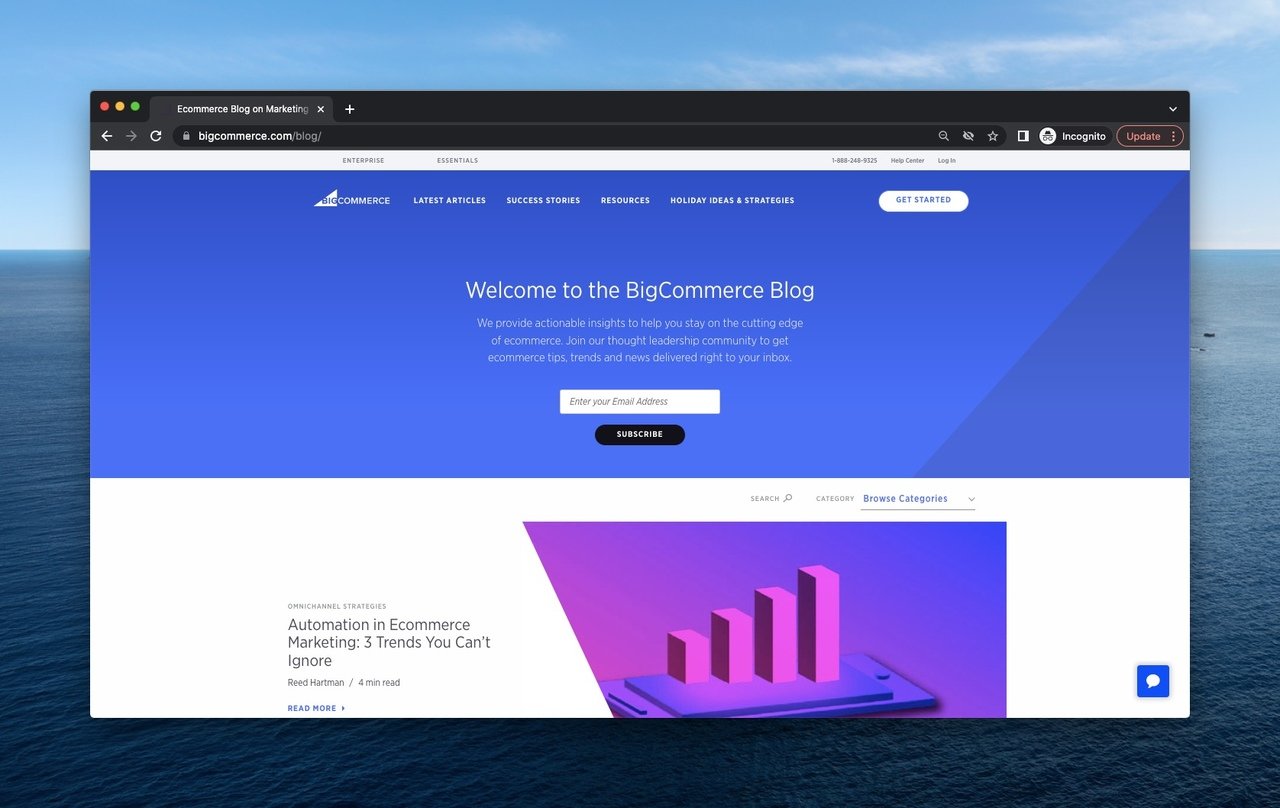 bigcommerce blog sayfası, açıklamalı mavi bir bölüm ve bir e-posta barı, mor istatistik kapağı olan bir makale ve altında makale bilgisi