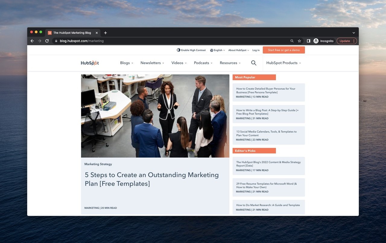 hubspot blog sayfası, sayfayı başlıklar ve makalelerle sıralar, içeriklerden biri, birbirleriyle konuşan insanları tasvir eden bir kapağa sahiptir