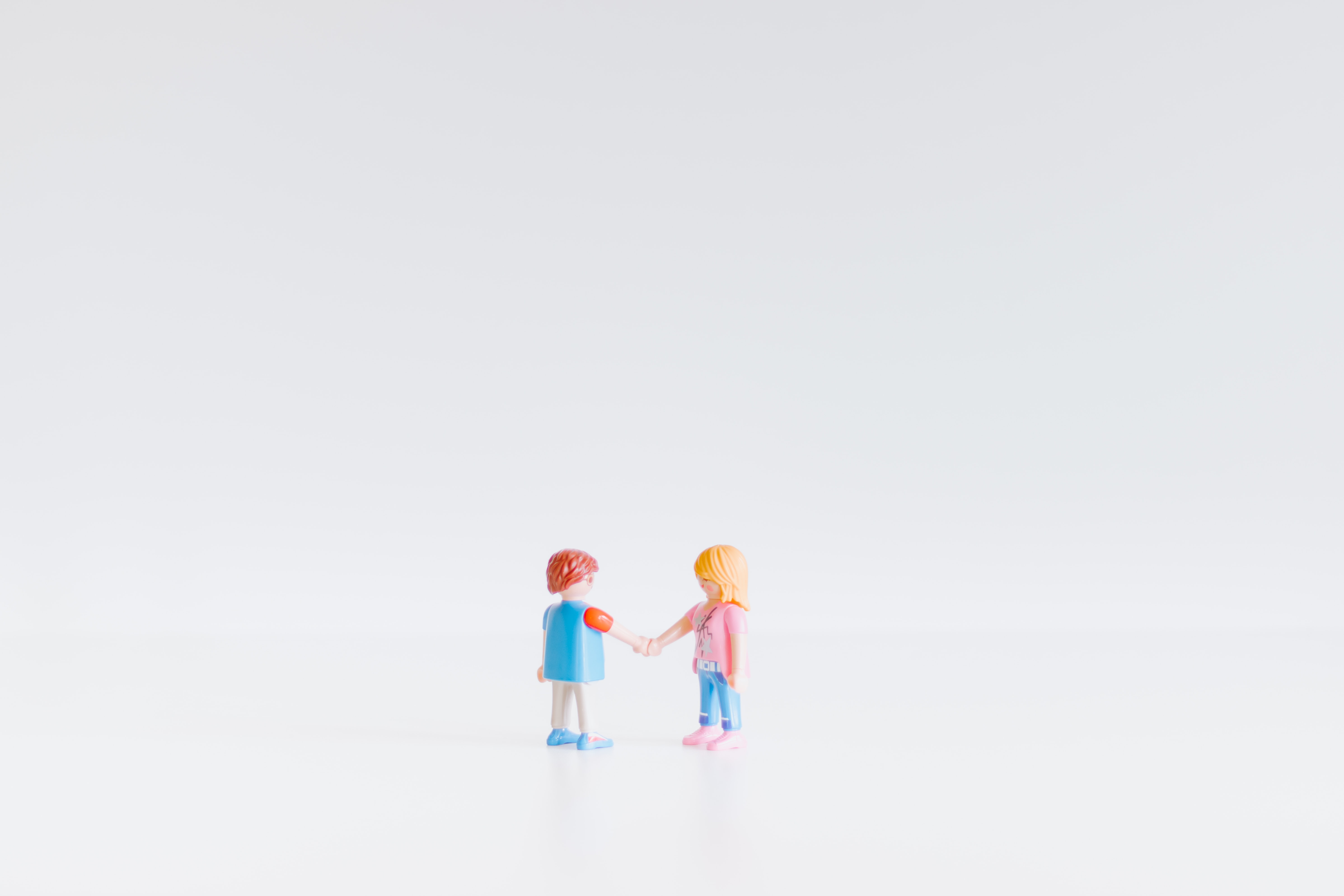 açık bir ortamda el sıkışan iki lego figürü