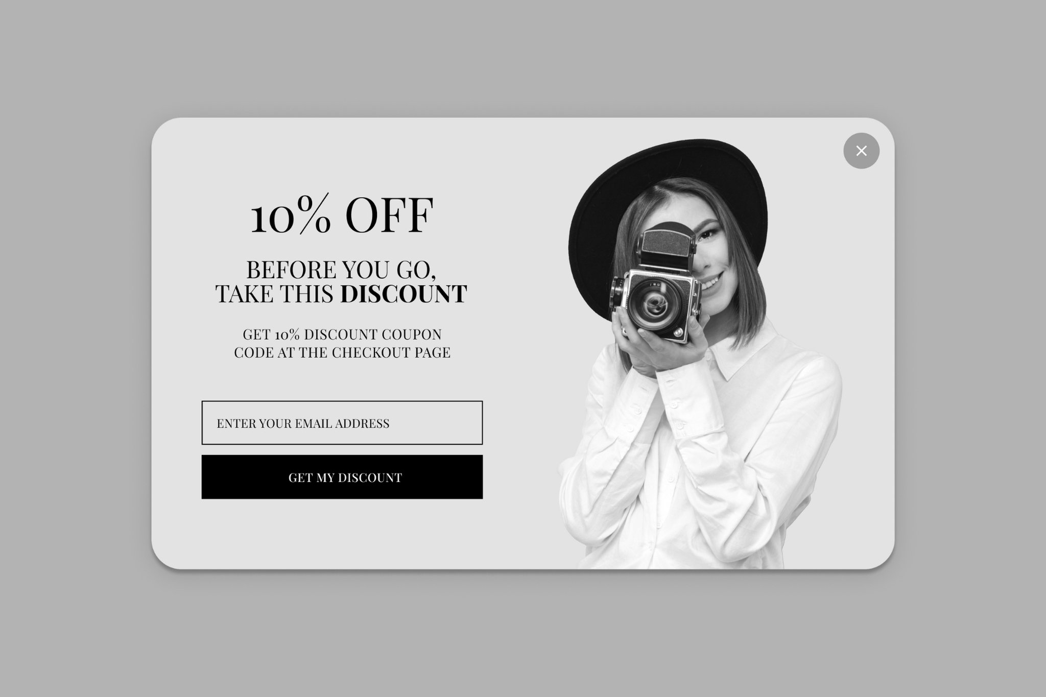 "%10 indirim" diyen ve fotoğraf çeken gülümseyen bir kadının resmi ile e-posta listesini büyütmek için bir çıkış niyeti popup'u örneği