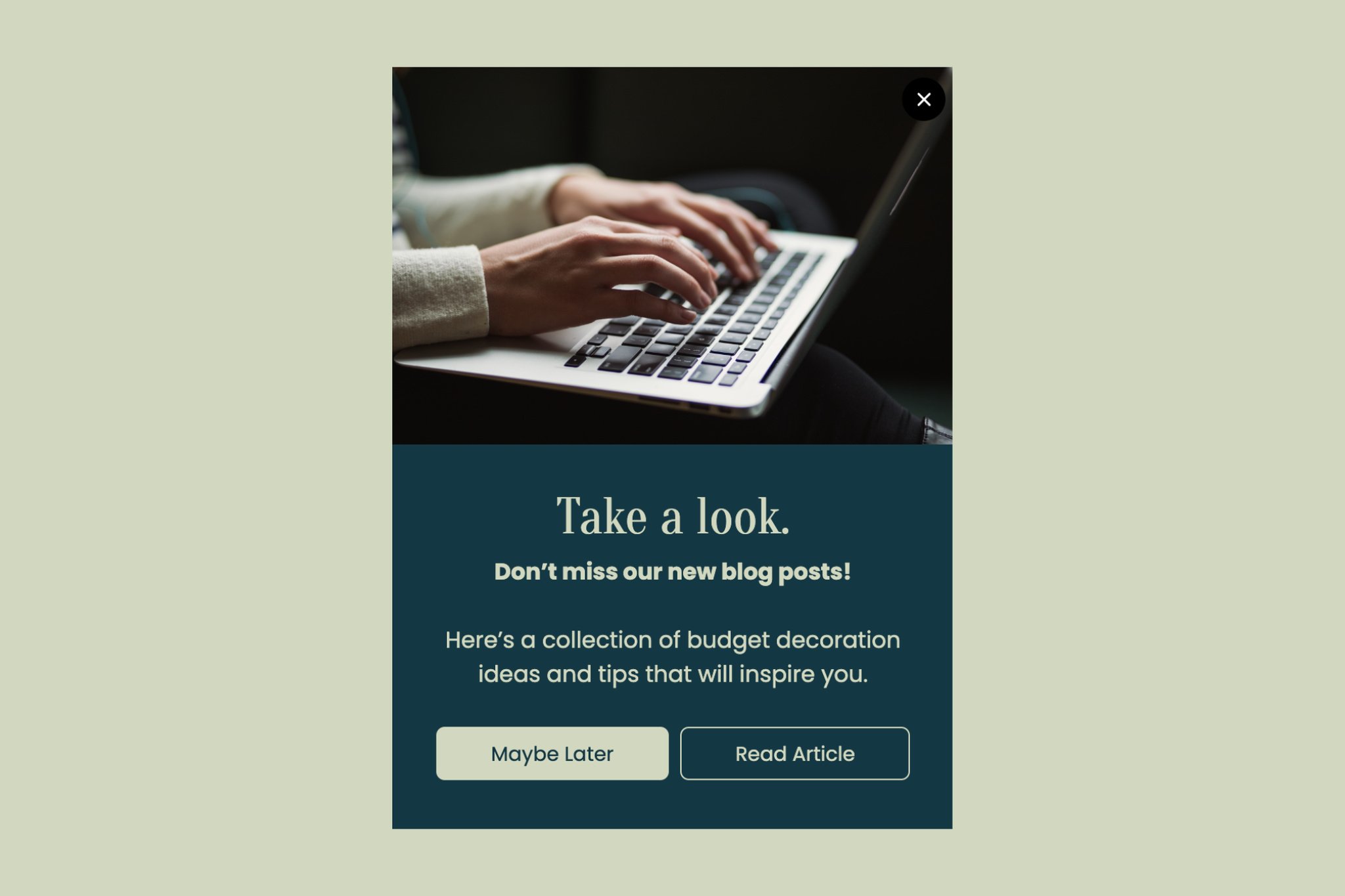 Başlığı "Bir Göz Atın" olan ve MacBook'ta yazı yazan bir kişiyi gösteren kenar çubuğu blog yazısı popup örneği