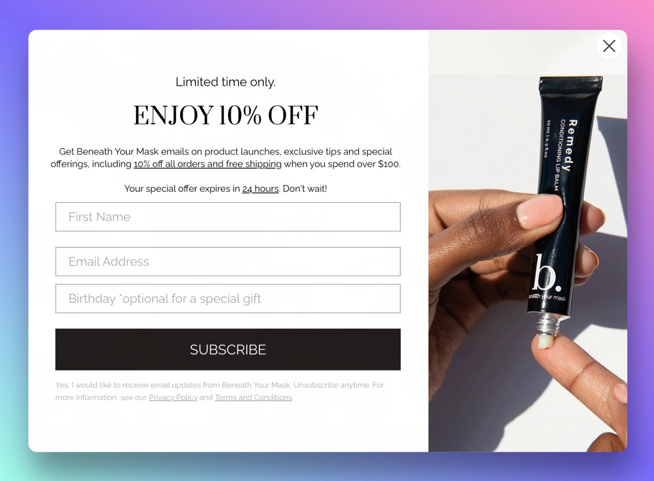 El kremi ürününün sağ tarafta kullanıldığı Beneath Your Mask pop-up tasarımı örneği