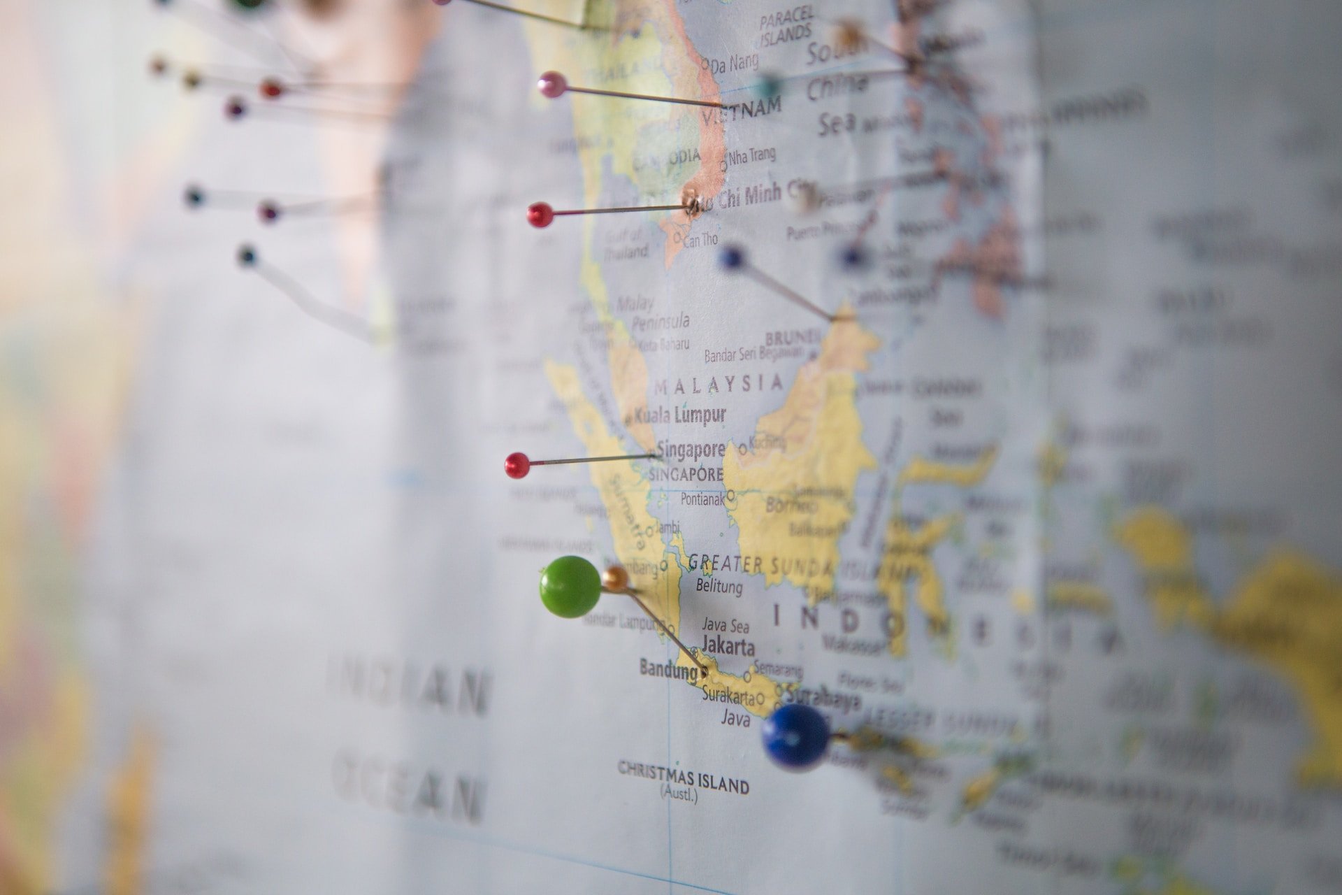 location-based marketing strategy illustrated by a world map with colorful pins