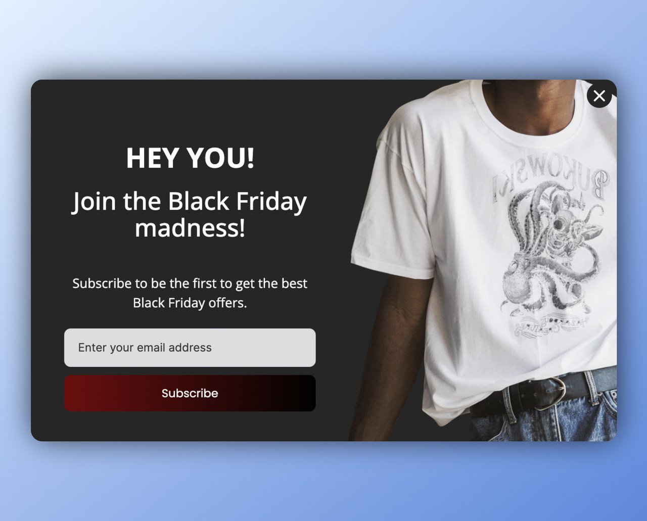 E-posta toplamak için "Hey sen!" başlığı ile bir Black Friday popup örneği ve aşağıda bir e-posta kutusu, ardından kırmızı ve siyah geçişli bir abone ol butonu; sağda, beyaz tişört giymiş birinin üst gövdesi görünüyor