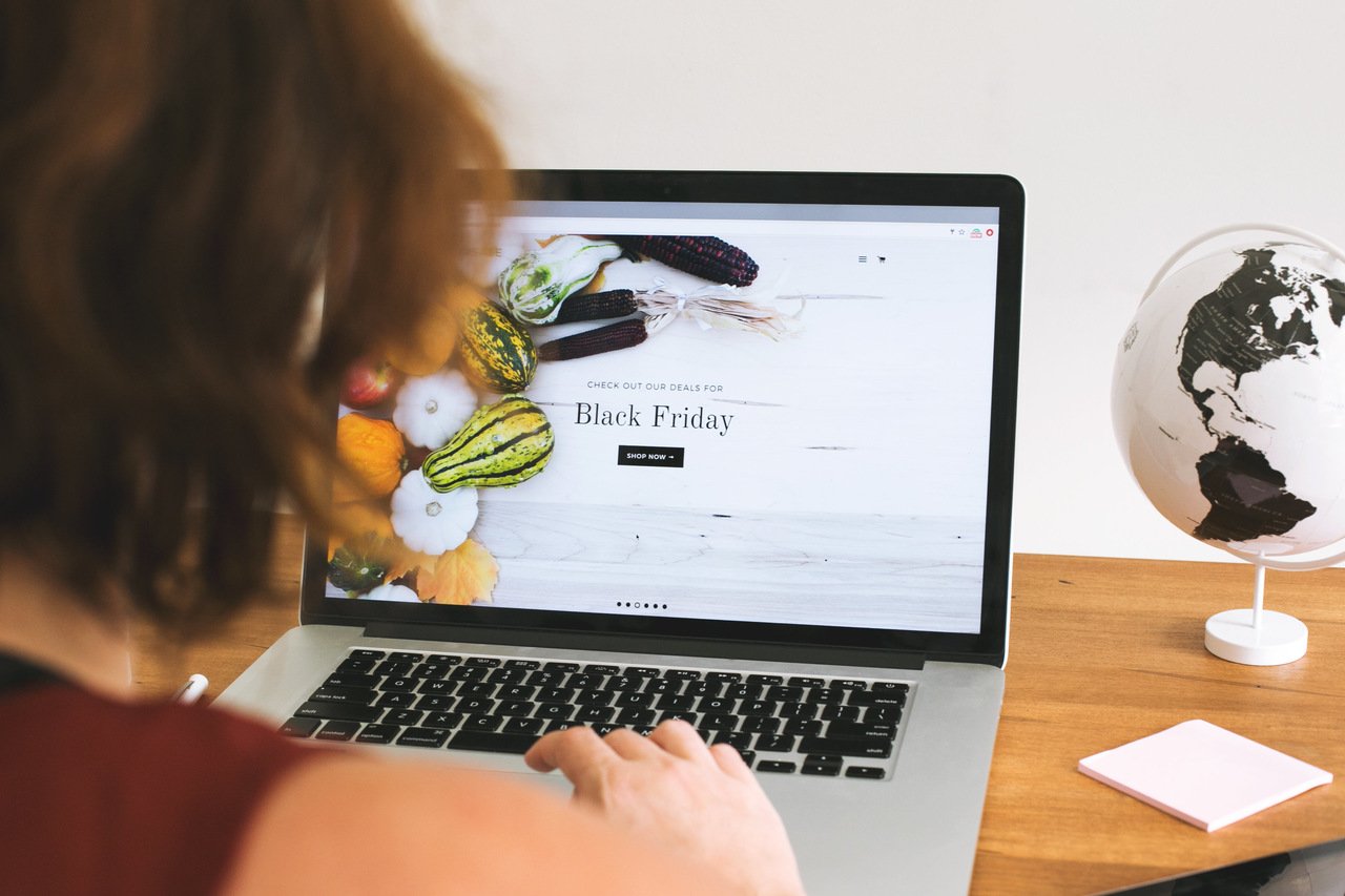 Kara Cuma temalı web sitesi yükleniyor