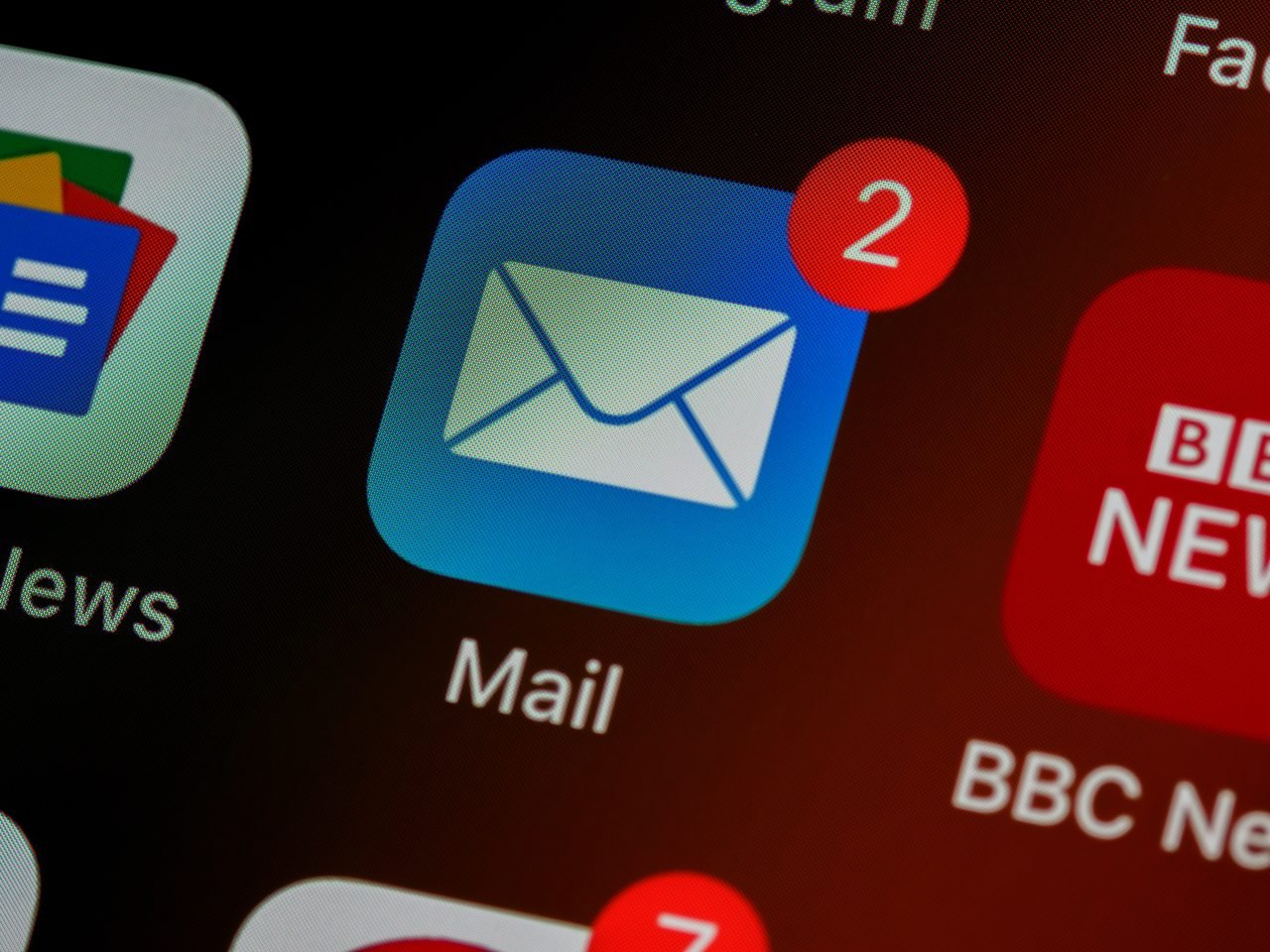 e- bildirimi gösteren bir ios e-posta uygulamasıposta