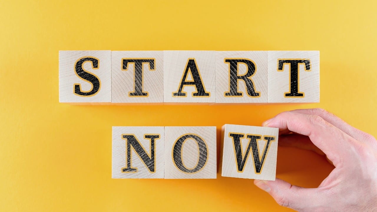 Start now cube blocks on yellow background encouraging CTA clicks