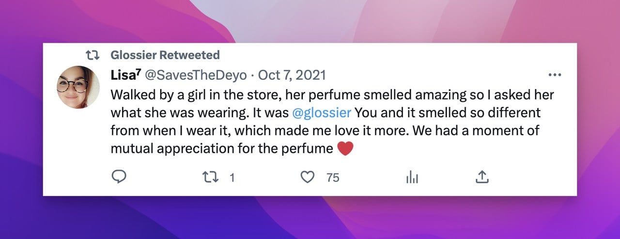 Glossier'in memnun bir müşteri deneyimini tweet olarak Twitter hesabında paylaşması