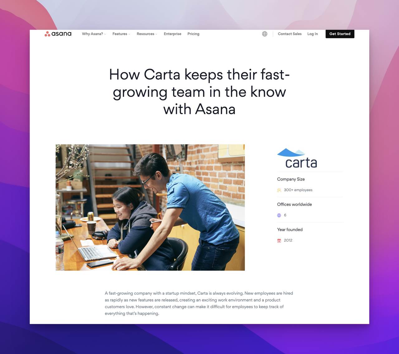 Asana'nın "Carta'nın Büyüyen Ekibini Asana İle Nasıl Bilgilendirdiği" başlıklı vaka çalışması örneği ve bir erkek ile kadının çalışırken çekilmiş resmi
