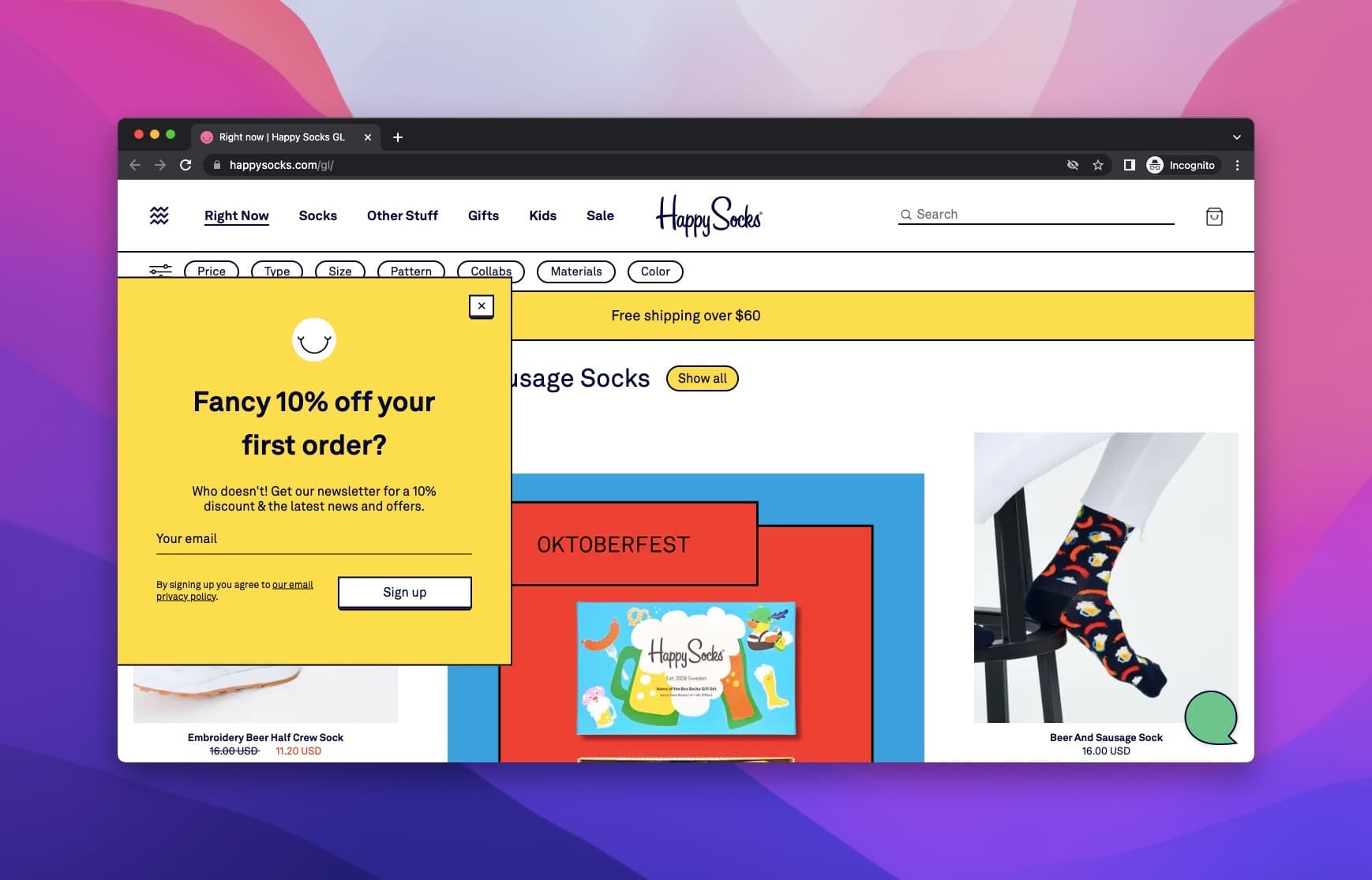 Happy Socks ana sayfasında sarı bir yan panel üstünde 10% indirim teklifi ve özel seri çorapların olduğu bir resim