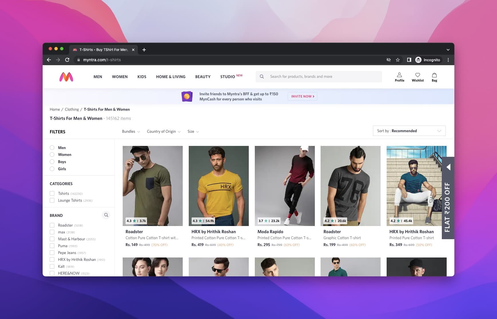 Myntra'nın anasayfası, üzerinde kıyafetler giyen erkek ve kadın modelleri, sol tarafta ürün kategorileri ve sağ tarafta bir açılır teşhir görünen