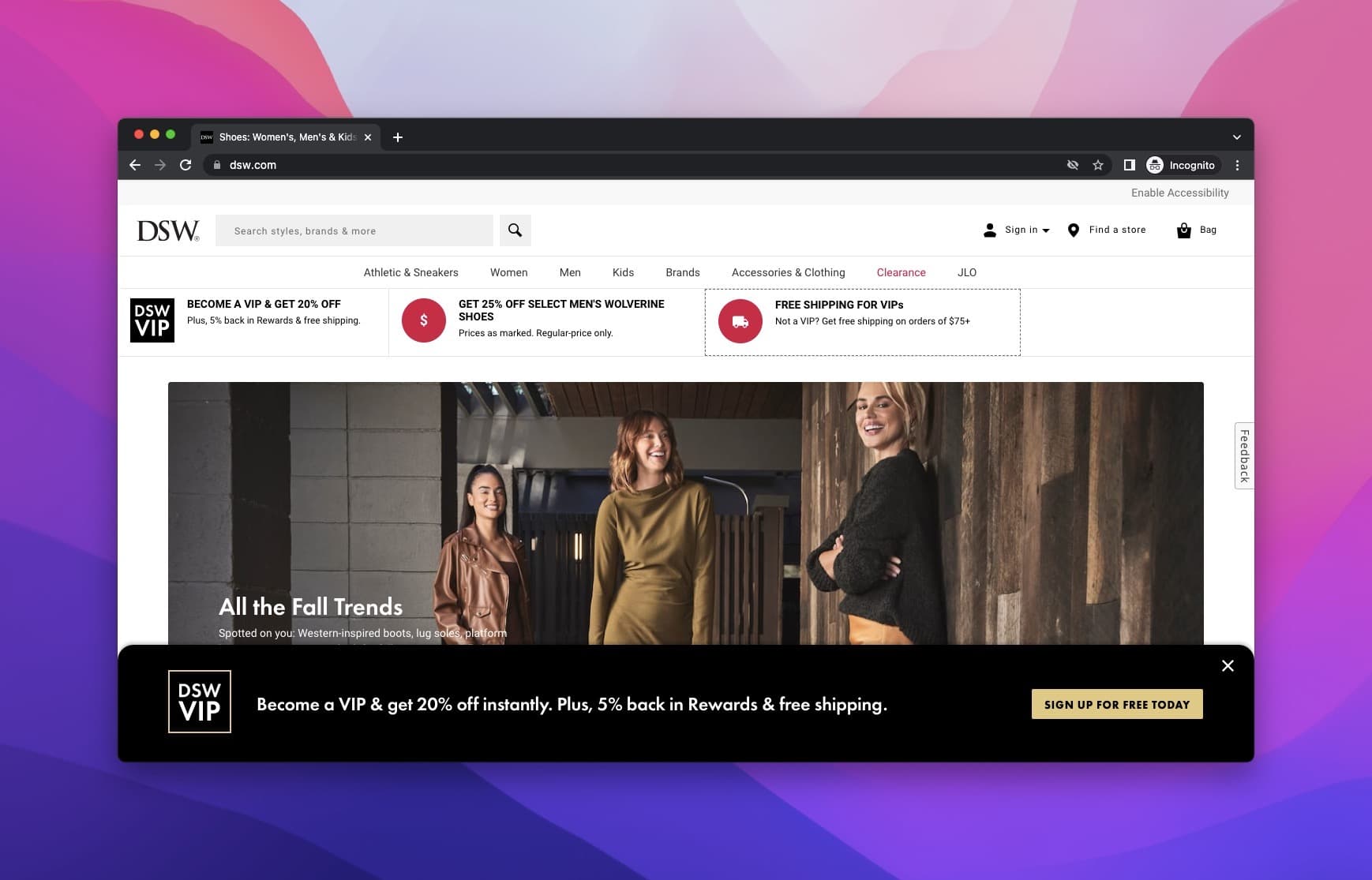 DSW'nin yüzen çubuk pop-up'ı ve arka planda gülüp poz veren kadınlar