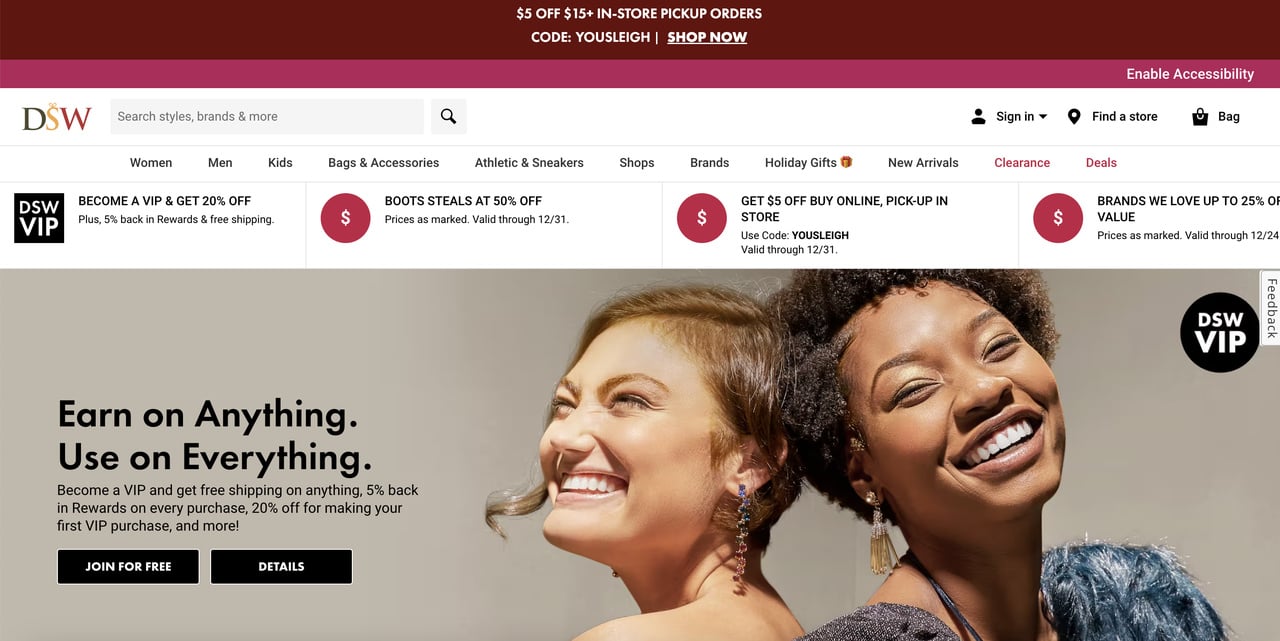 DSW VIP sadakat programını tanıtan iki kadın gülümserken