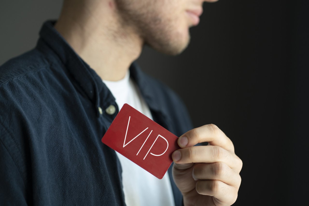 VIP kart tutan bir adam