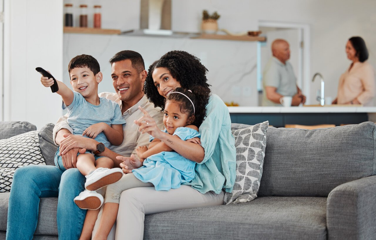 abonelik programının keyfini çıkaran aile