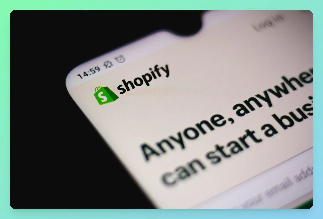 mobil telefonda görünen bir Shopify platformu görüntüsü