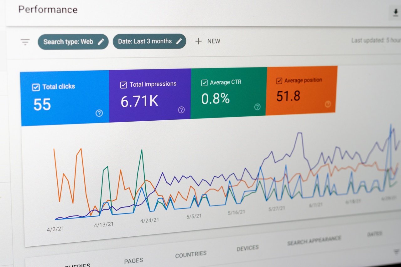 Google arama konsolu ekranı, yan yana dizilmiş mavi, mor, yeşil ve turuncu dikdörtgen kutular ve bir dönemdeki tıklama ve gösterimleri, kutularla aynı renkte olan çizgilerle gösteren bir grafik