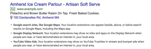 Konum uzantısı örneği, Amherst Dondurma Dükkanı - Artisan Soft Serve'nin bağlantısını, adresini ve Google Haritalar, Google Display Network ve YouTube video reklamları gibi Google arama sitesi bilgilerini gösterir