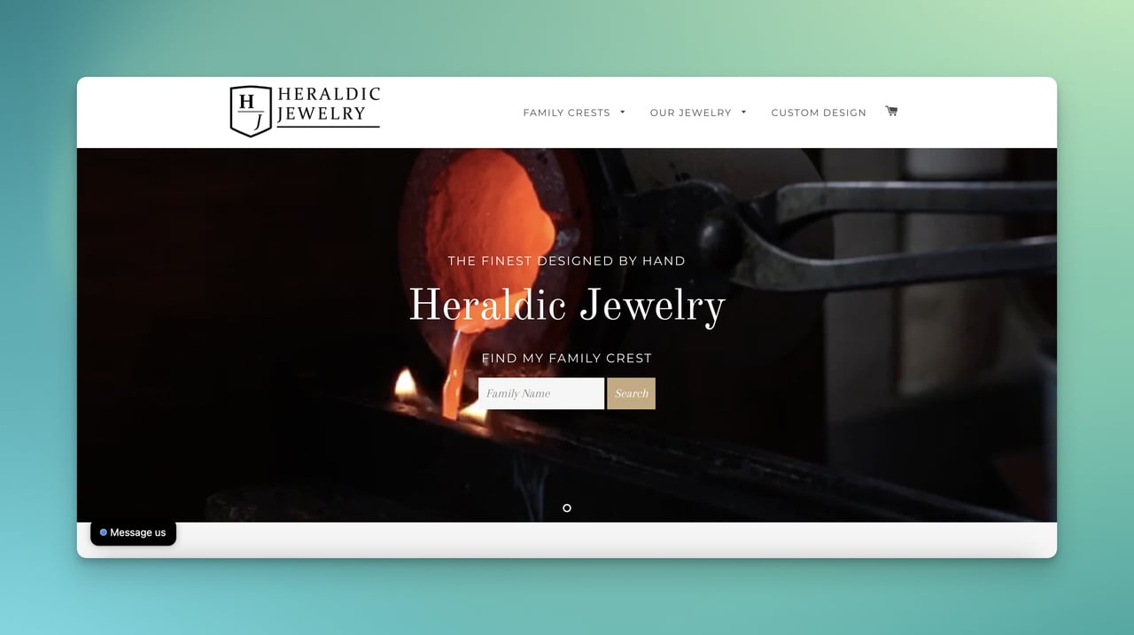 Heraldic Jewelry anasayfasında üst katmanda bir video