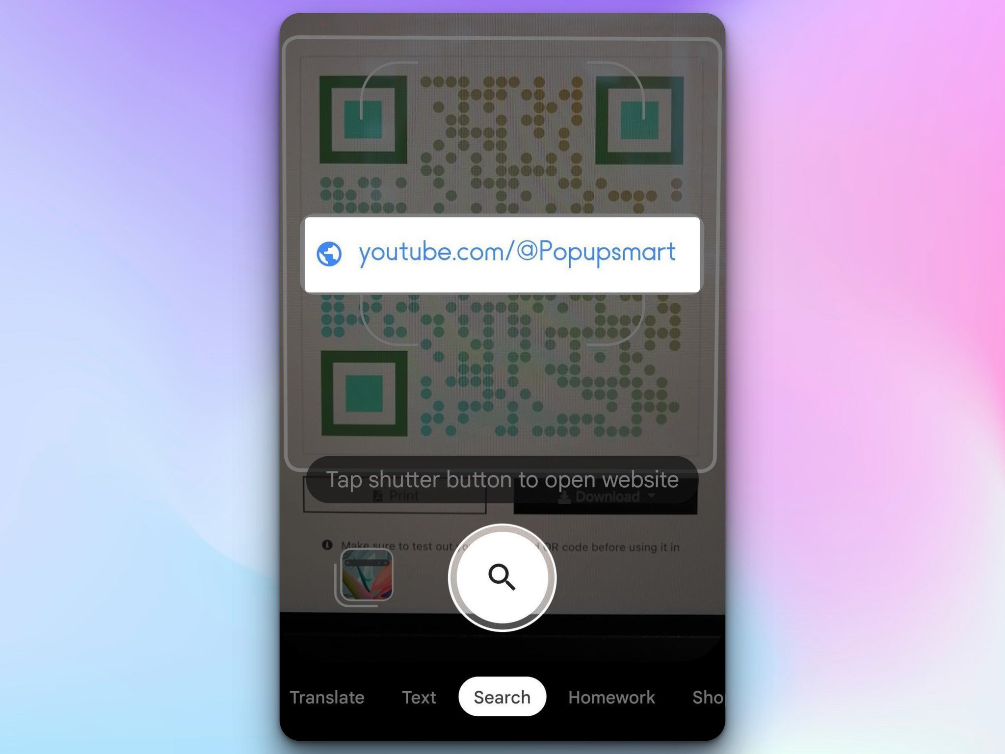 YouTube bağlantısı içeren Popupsmart QR kodunu tarayan bir telefon ekranı, büyüteç simgesi ve "çeviri", "metin", "arama" gibi seçenekler