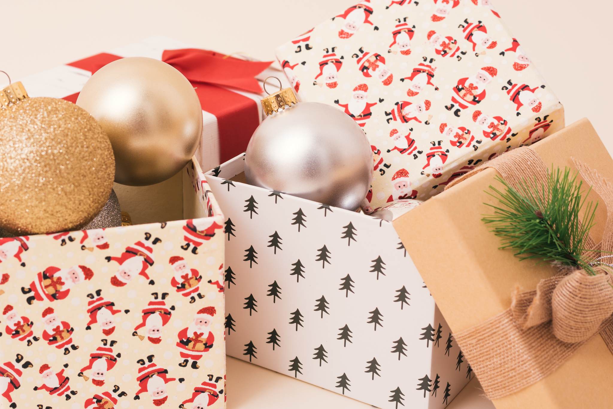 Noel temalı hediye kutuları ve Noel süslemeleri