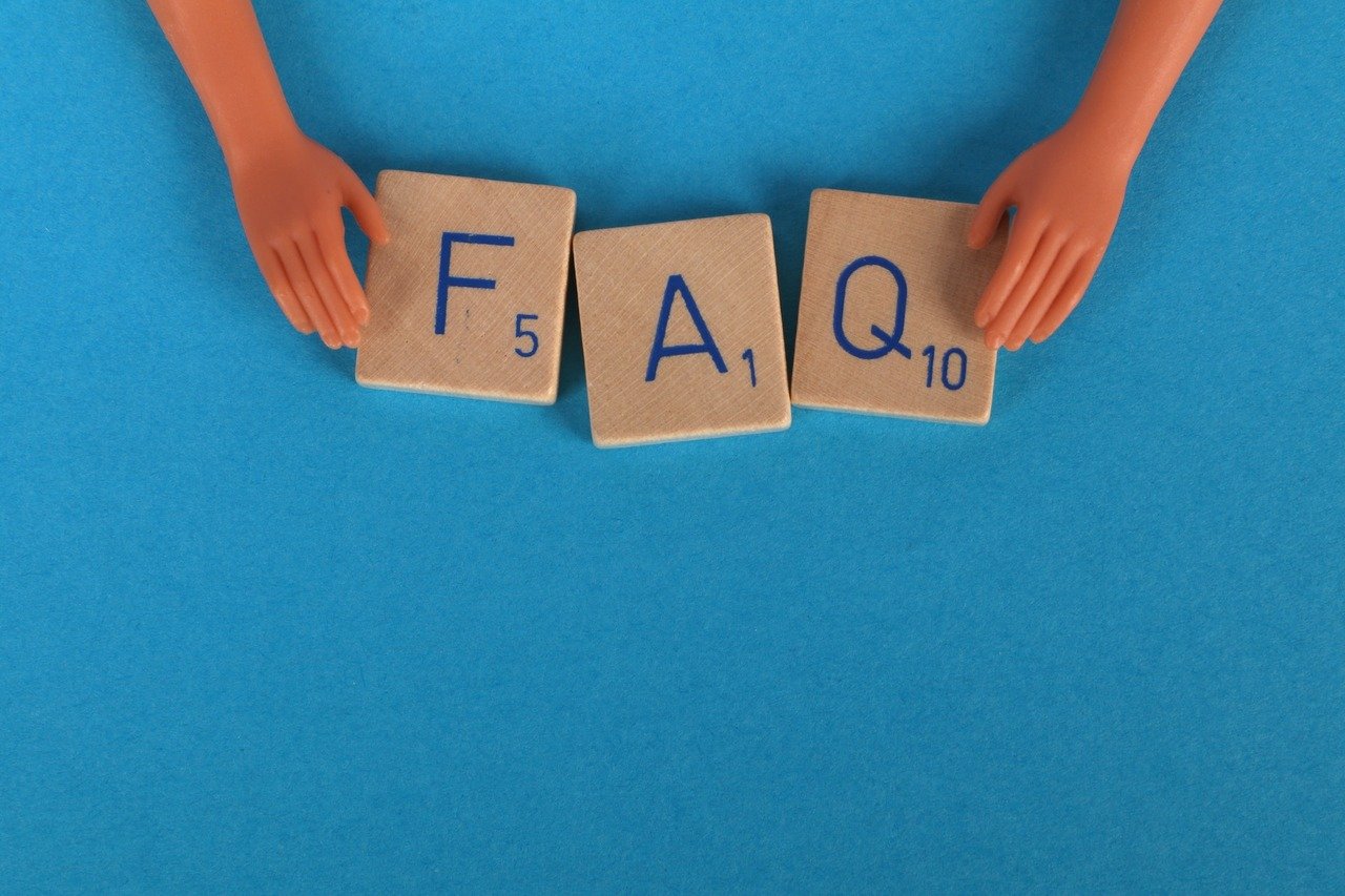 Scrabble harfleri ile yazılmış 'SSS' ve bir bebeğin harfleri tutan elleri