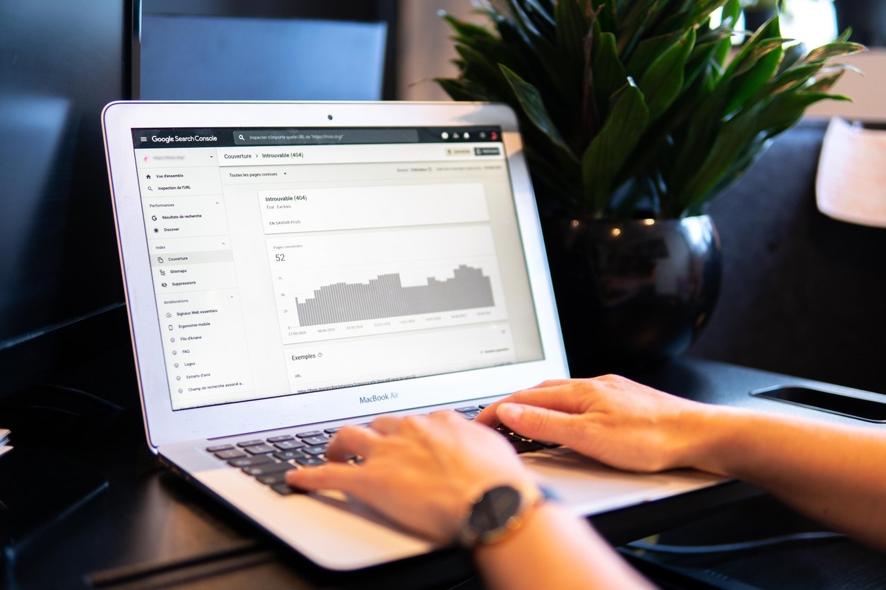 Web sitesinin SEO performansını araştıran ve denetleyen bir adam