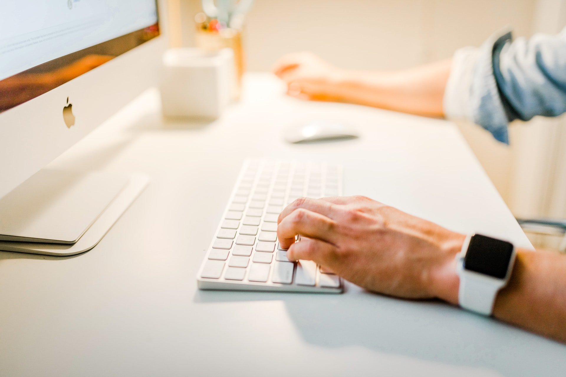 Mac kullanarak e-posta yazan bir adam