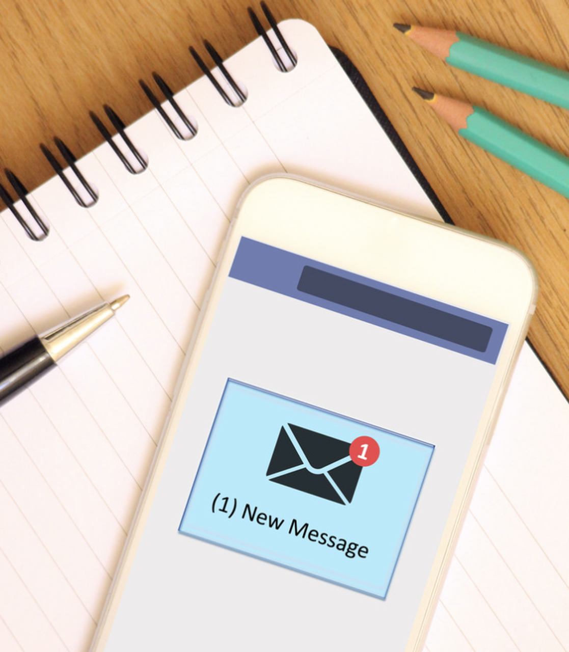 not defteri üzerinde SMS bildirimi gösteren beyaz bir telefon ve yanındaki kalem