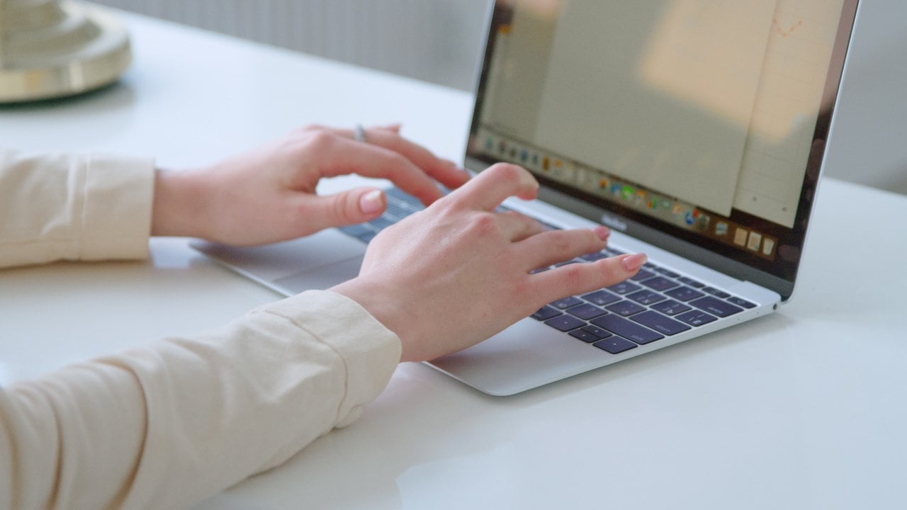 laptopta soğuk e-posta yazan kadın
