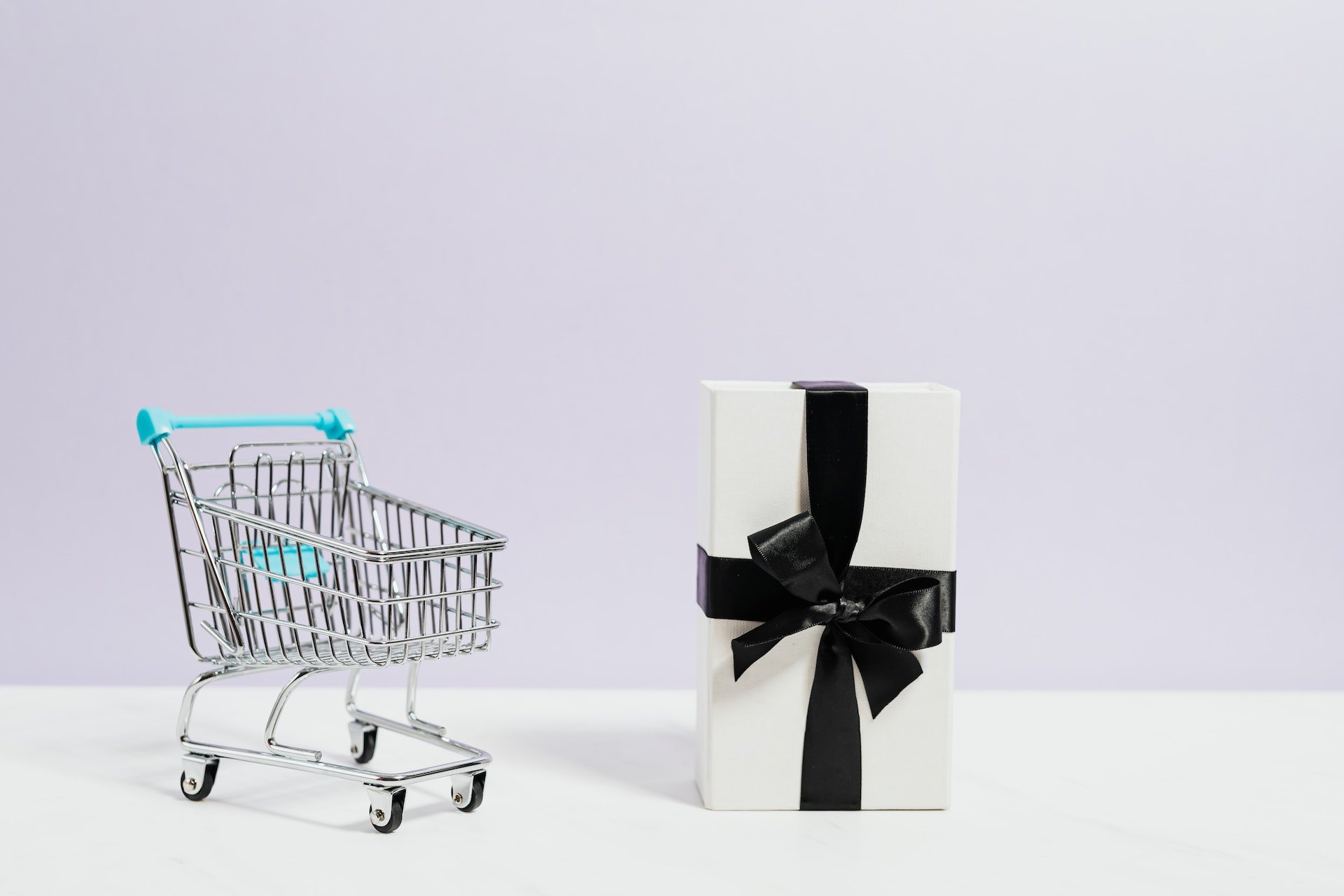 Shopping cart and gift box illustrating product bundling concept